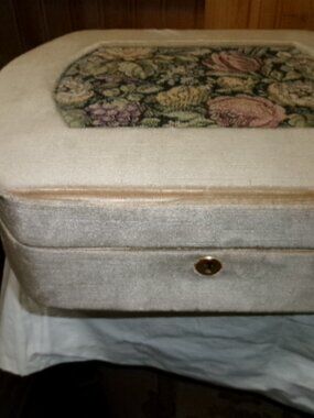 Vtg Tapestry Velvet jewelry box lavendar inside red velvet 11 L x 9 w m/Italy